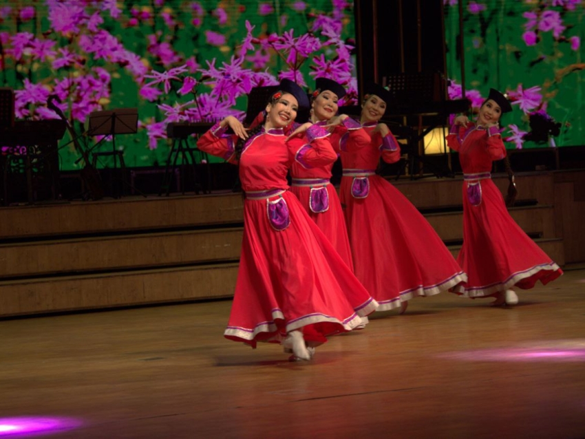 Артисты театра «Амар сайн» вернулись с гастролей из Монголии